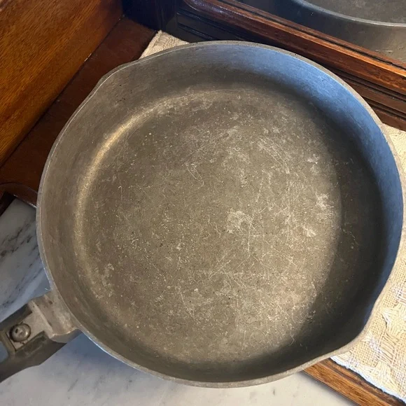 GHC PROFESSIONAL Vintage Dual Spout *MAGNALITE* 10' Diameter Skillet with Handle - Picture 5 of 8